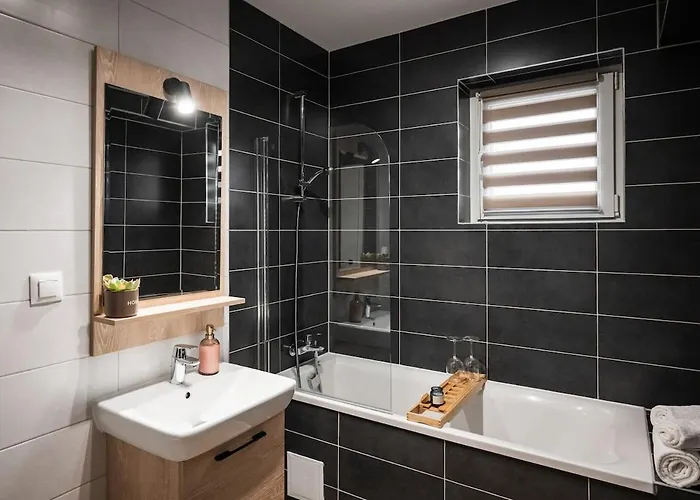 Skylark - Toronto Penthouse With Jacuzzi & Mountain View Μπρασόβ